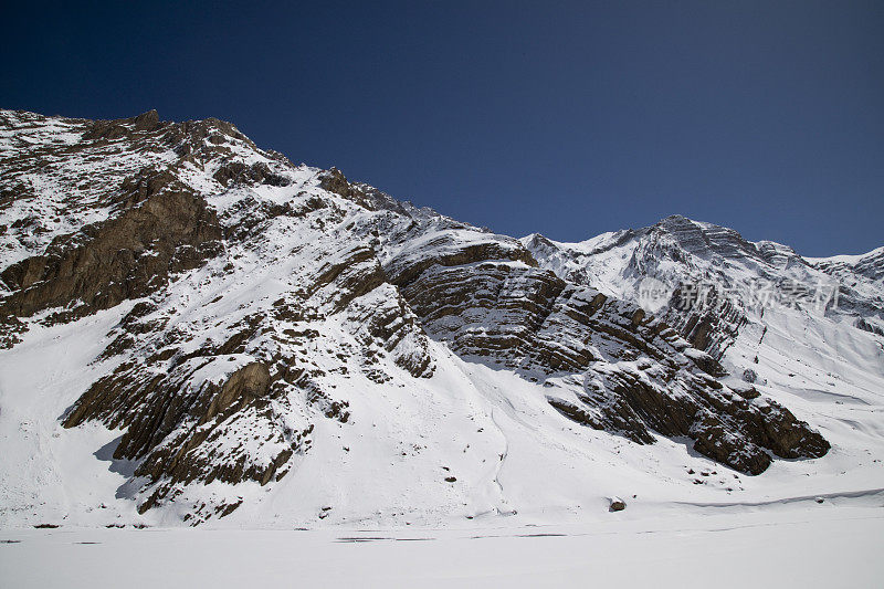 冰雪覆盖的山峰