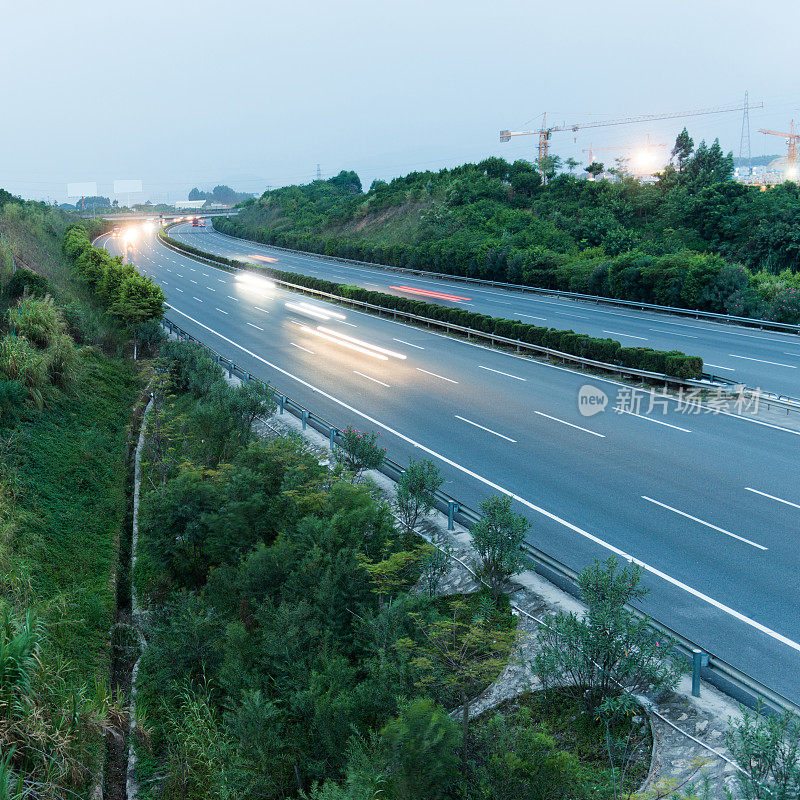 高速公路上超速的卡车