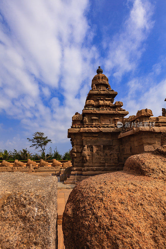 印度马哈巴利普兰:8世纪海岸寺庙;沙子和风蚀。