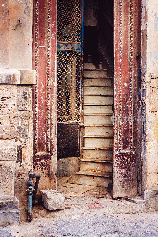 古巴哈瓦那一幢老房子的入口