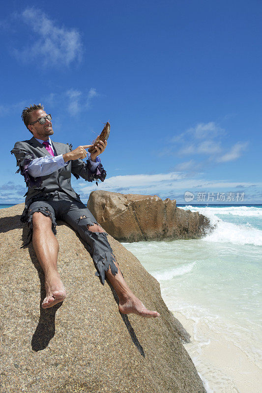 漂流商人在海滩上使用椰子壳平板电脑