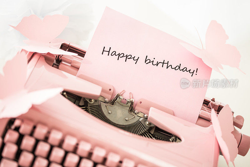 在打字机的纸面上写着生日快乐