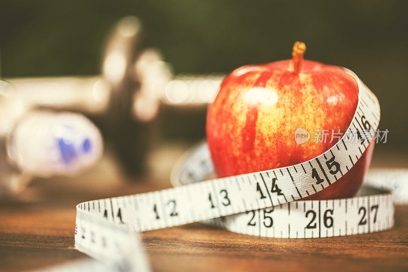 健身，节食主题场景与苹果和卷尺。