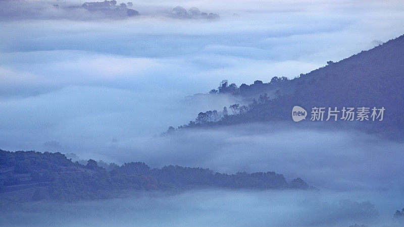 意大利中部山区的晨雾中