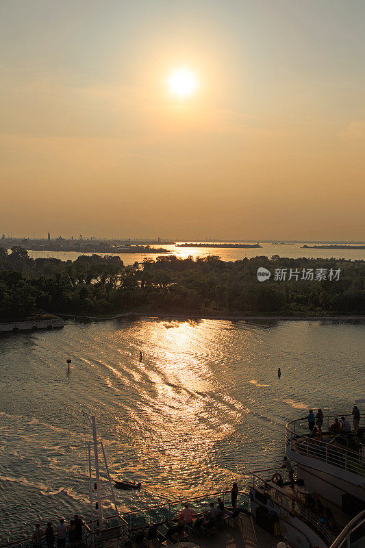 夕阳下的威尼斯城市景观