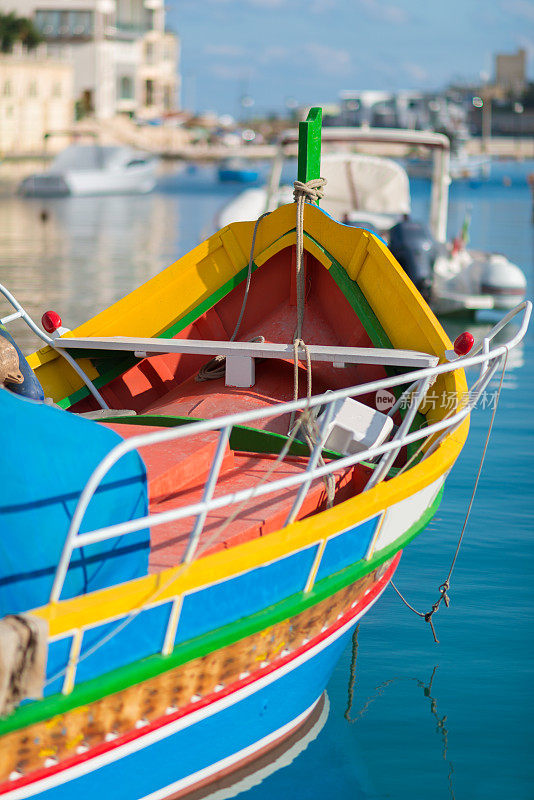 马耳他——港口里典型的五颜六色的渔船