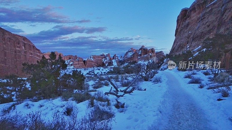 蓝色黄昏时间，雪，岩石，雪，拱门，犹他州