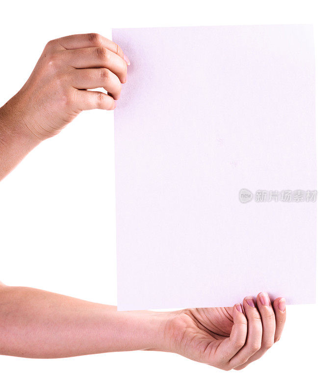 女性的手拿着一张白色的纹理纸对抗白色