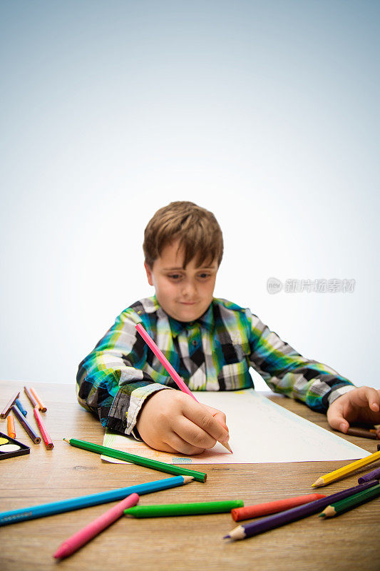 可爱的孩子用彩色蜡笔画画