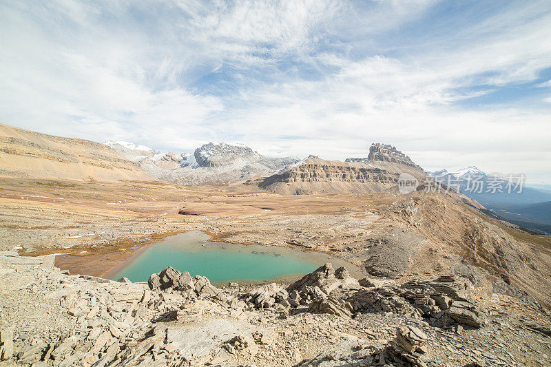 美丽的蓝色高山湖泊在弓山-班夫国家公园-加拿大