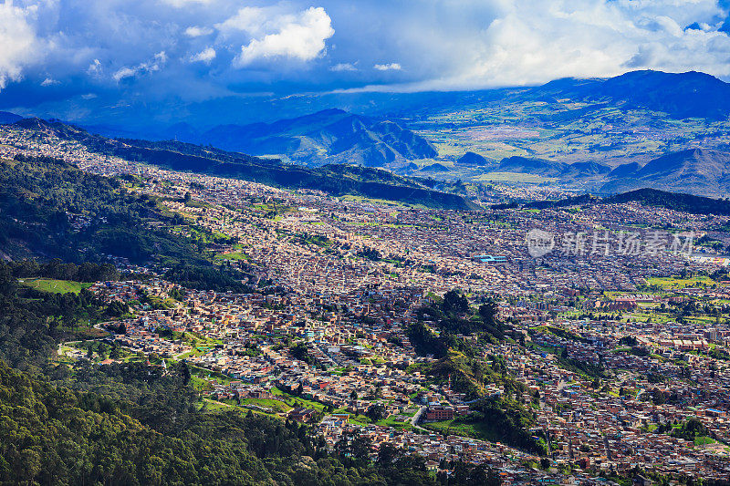 哥伦比亚波哥大:从蒙塞拉特的安第斯峰俯瞰首都南部。