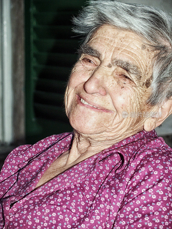 意大利老妇人满脸笑容。