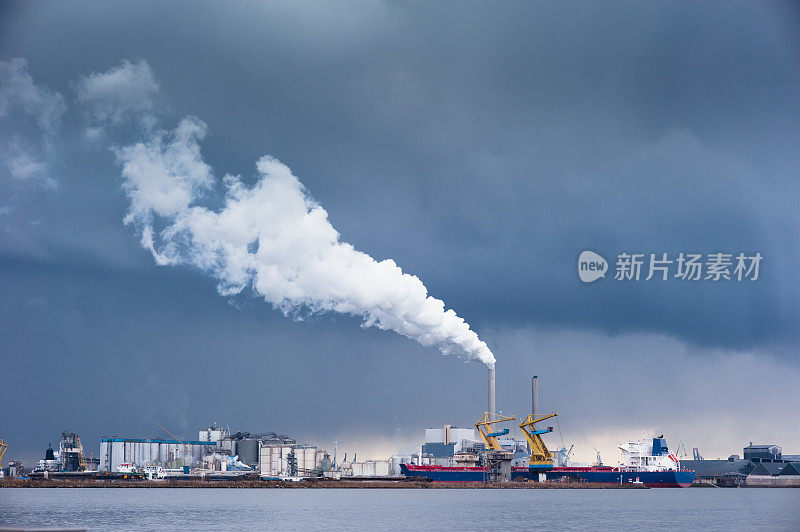 海港工厂的烟囱冒出白烟-坏天气