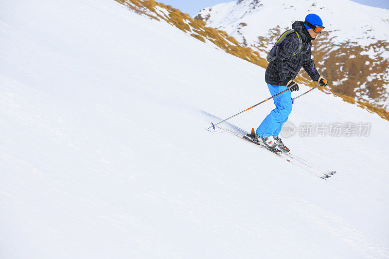 十几岁的男孩在滑雪胜地滑雪