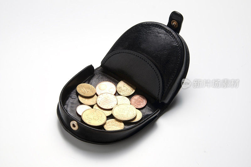 黑色皮革钱包和硬币