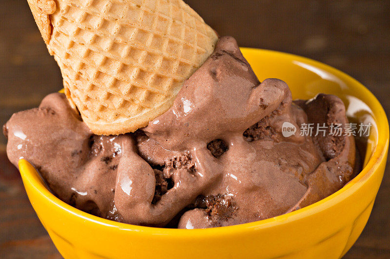 碗里的巧克力冰淇淋，上面有华夫蛋筒