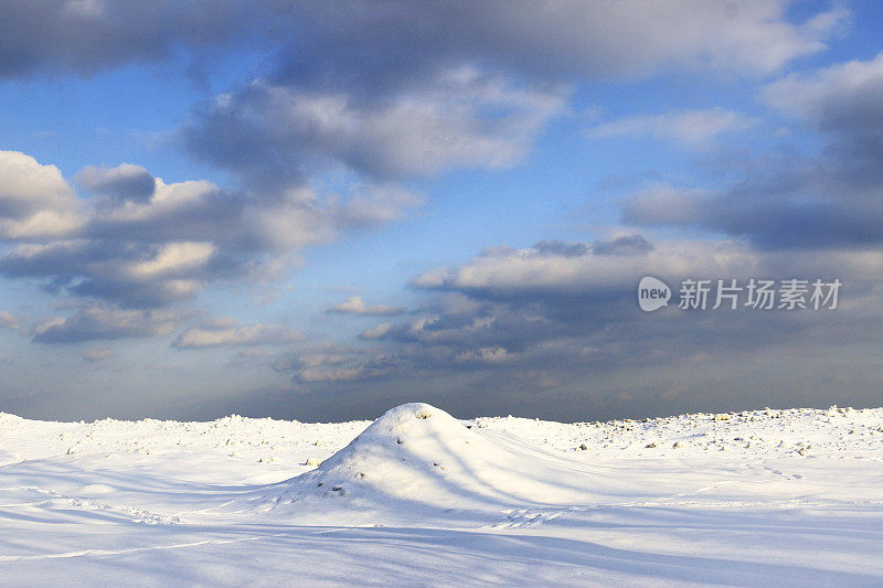 冰雪覆盖的海滩上的火山