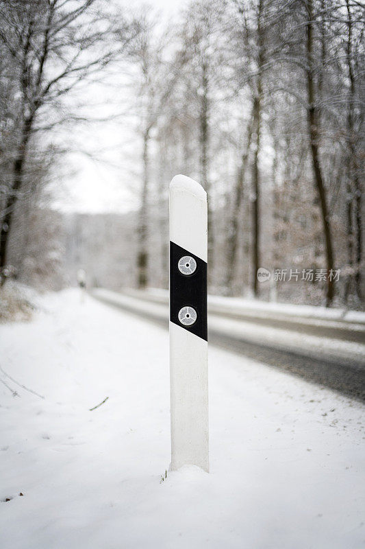 雪地上的路面反射器