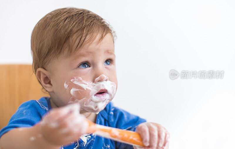 宝宝用勺子独立吃酸奶，宝宝引导断奶