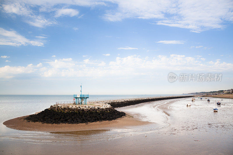 英国肯特郡赫恩湾的防波堤在夏天的傍晚