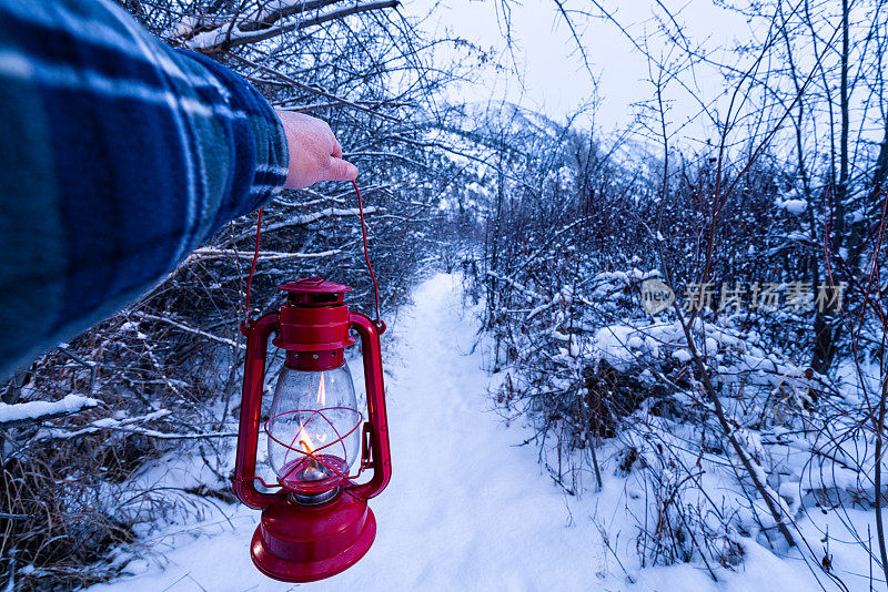 灯笼灯塔户外POV步道与雪在冬天