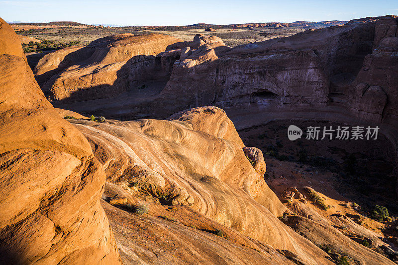 由砂岩形成的红色峡谷附近的精致拱门，犹他州，在日出