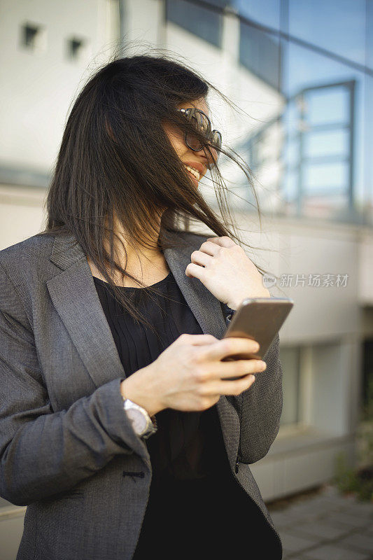 年轻的商业女性使用手机
