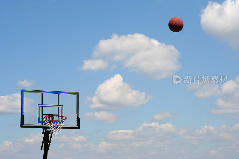 篮球在飞行中