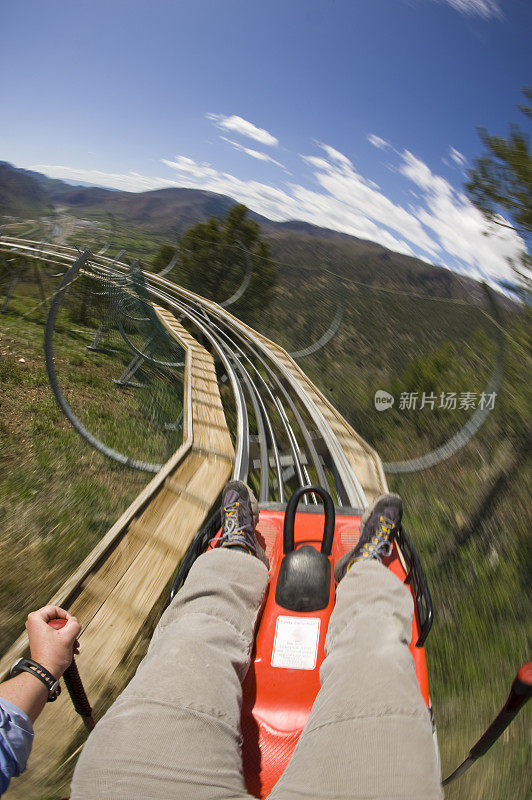 高山滑梯动作惊险之旅