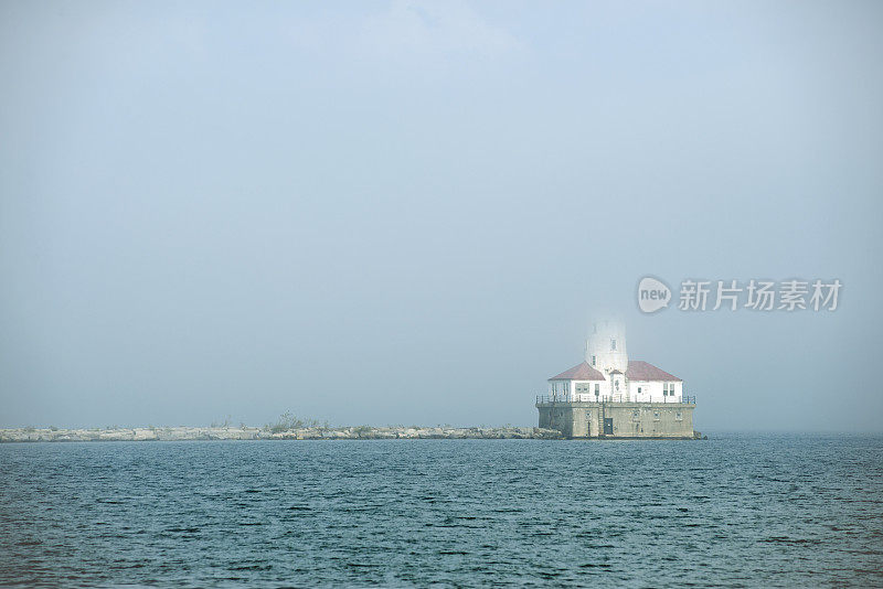 密歇根湖海军码头上的芝加哥港湾灯塔