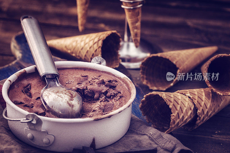 美味的自制巧克力冰淇淋