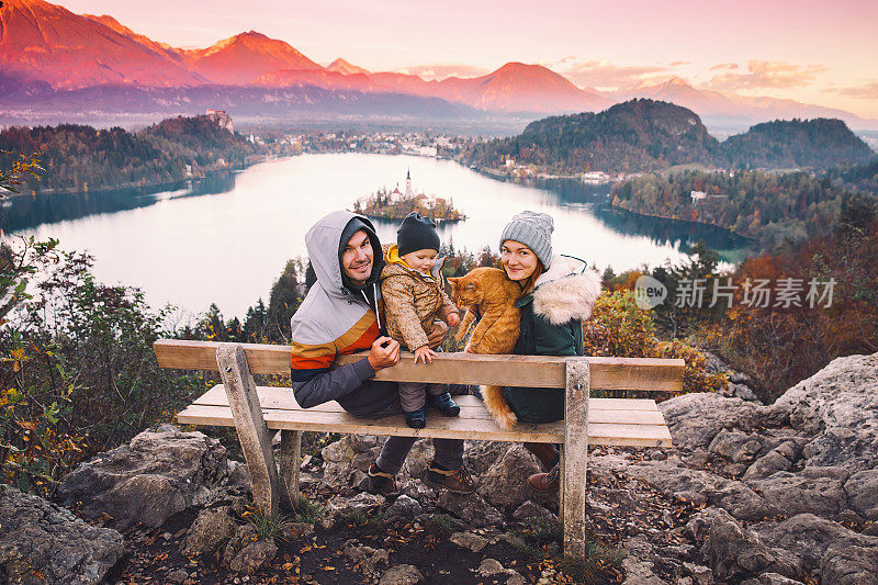 旅行家庭在看流血湖，斯洛文尼亚，欧洲