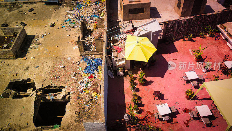 从摩洛哥的屋顶上看，贫富分化