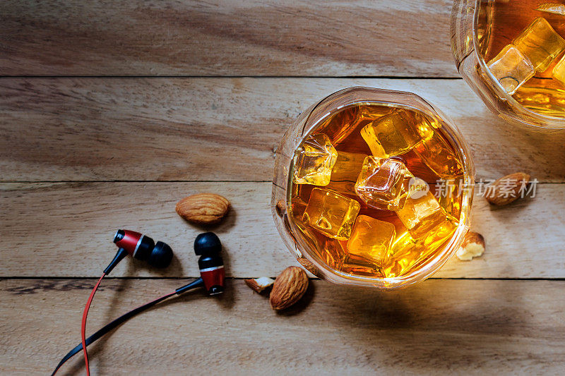 威士忌饮料与冰的木制背景