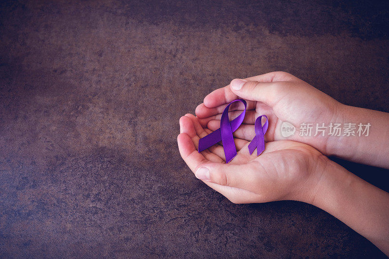 手握紫色丝带，色调复制空间背景，阿尔茨海默病，胰腺癌，癫痫意识，霍奇金淋巴瘤意识