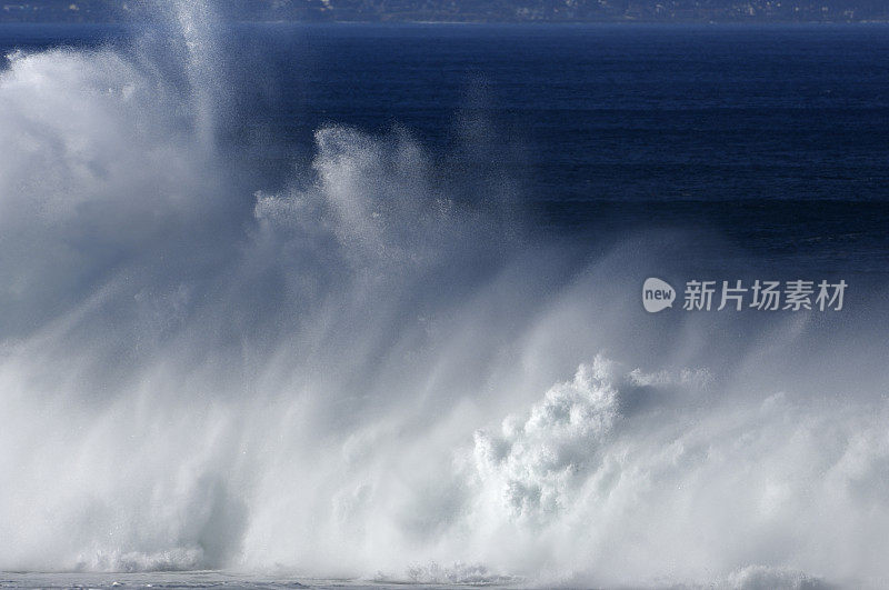 加利福尼亚海岸附近汹涌的海浪