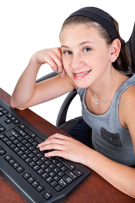 学生在电脑键盘上打字