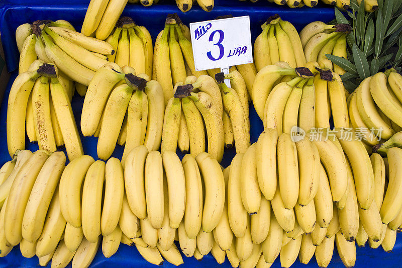 新鲜市场上一捆捆的黄香蕉。