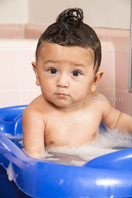 浴缸里的男婴