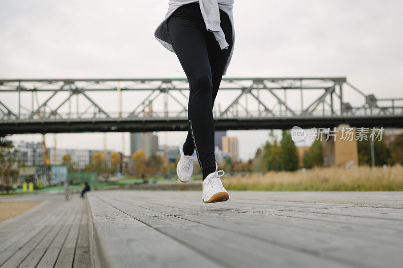 女人慢跑者运行