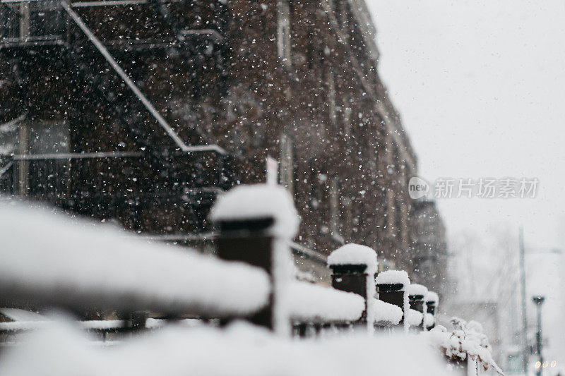 雪覆盖了栅栏