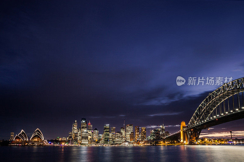 悉尼CBD和港口夜间照明