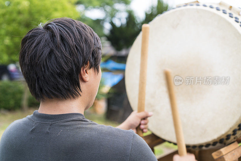 在传统的日本鼓上祈祷的男人Taiko，筑波，日本