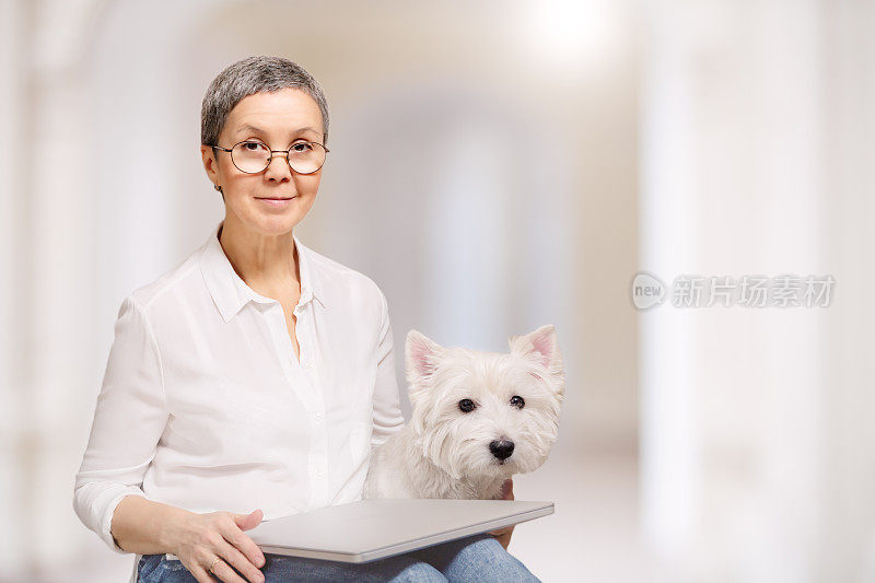 有狗的成熟女人