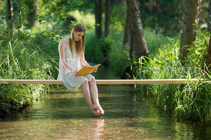 年轻女子在森林里读书