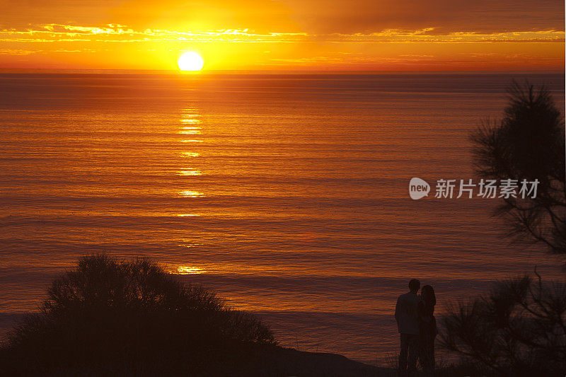 海滩日落和恩爱夫妻