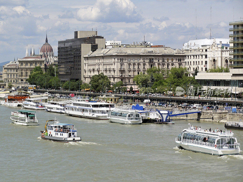 多瑙河上的船只，布达佩斯