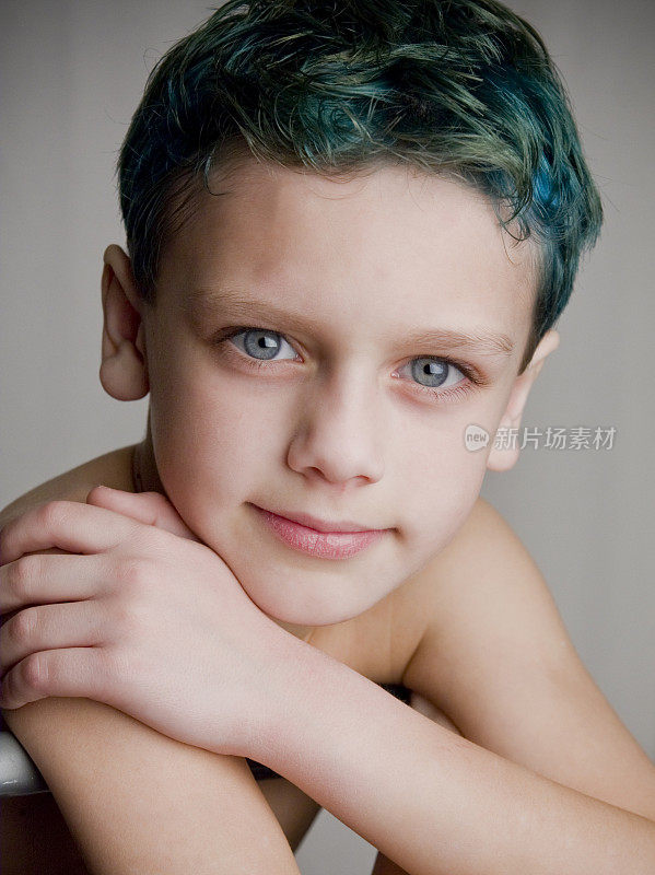 蓝色头发的男孩