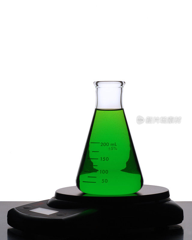 在白色上分离出绿色液体的锥型烧瓶