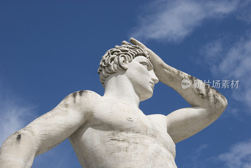 古代汉白玉雕像运动员抱着头